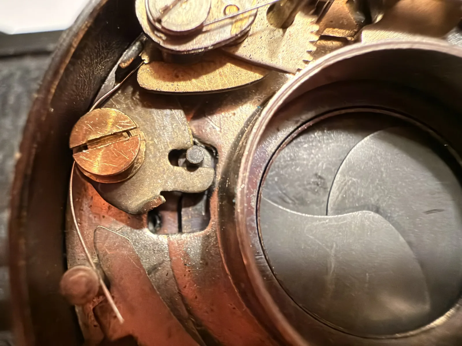 A closer look at the shutter linkage